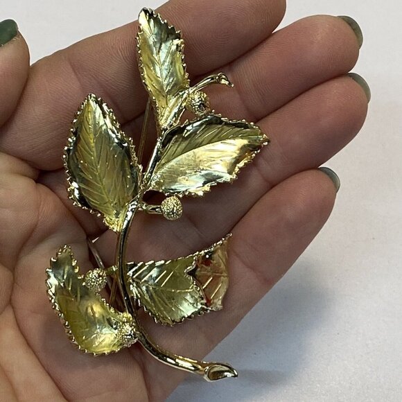 Vintage 1940's Coro Gold Plated Five Leaves Berry Brooch Pin - Picture 9 of 9